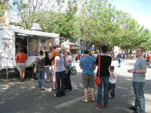 line-for-mini-donuts-by-mastermag.jpg